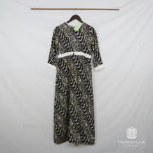 Load image into Gallery viewer, Gamis Batik Bogor Motif Tilu Sauyunan I