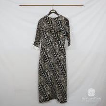 Load image into Gallery viewer, Gamis Batik Bogor Motif Tilu Sauyunan I