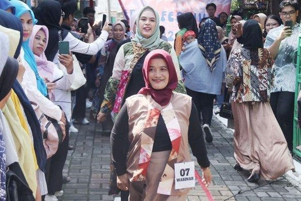 Handayani Geulis Batik Bogor Memukau dalam Perca Fest 2023: Karya Kolase dari Bahan Daur Ulang Mendominasi Catwalk