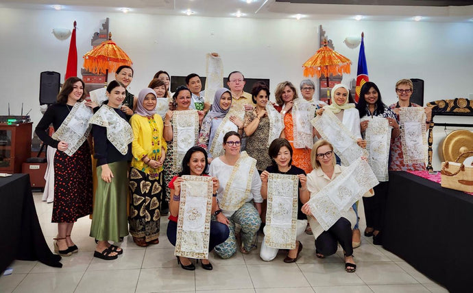 Perjalanan Membatik Bersama Ibu-Ibu Kedubes di Vietnam